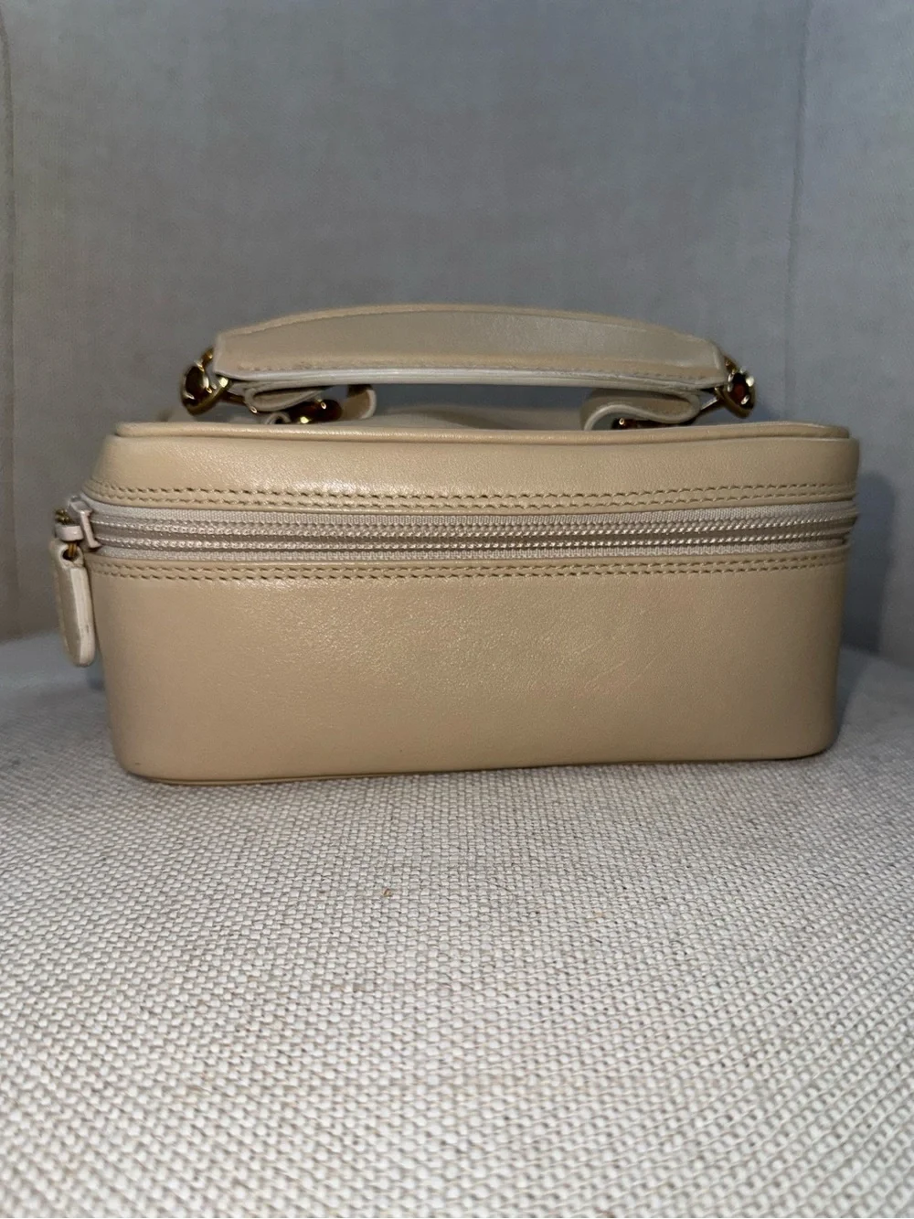 Beige Gucci Vanity Handbag/Cosmetic Case with Top Handle